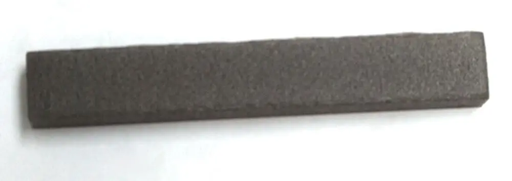 Der Dichtungsblock von Daikin ist ein rechteckiges, graues Stück Material mit einer rauen Oberfläche, geeignet für spezifische Anwendungen in Klimaanlagen.
